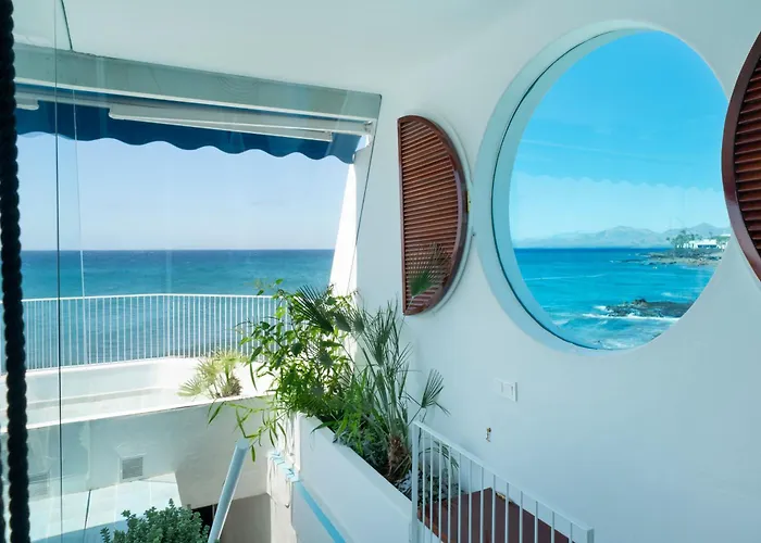 Вилла Luxury Sea Front Caleton 40